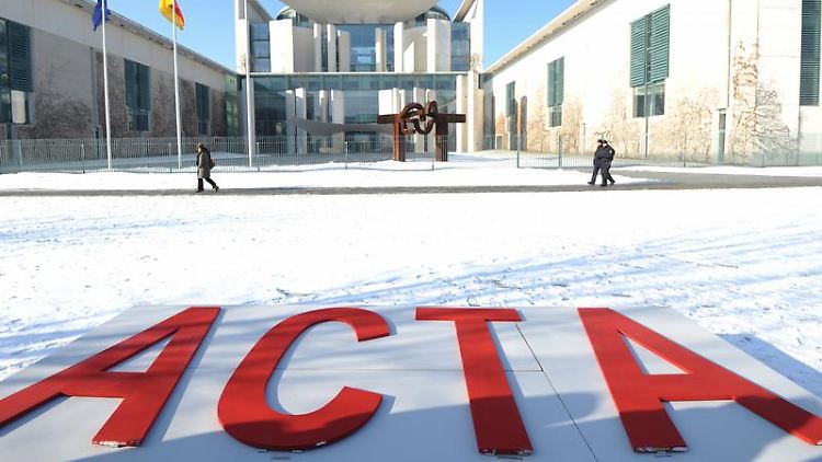 Bei einer Aktion der Grünen zum ACTA-Abkommen liegen die vier Buchstaben vor dem Bundeskanzleramt in Berlin auf einer Holzfläche. Foto: Rainer Jensen