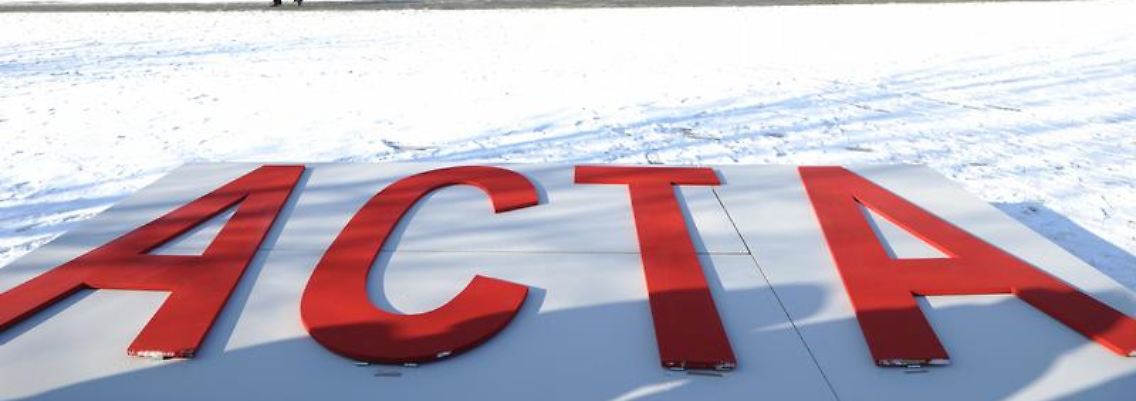 Bei einer Aktion der Grünen zum ACTA-Abkommen liegen die vier Buchstaben vor dem Bundeskanzleramt in Berlin auf einer Holzfläche. Foto: Rainer Jensen