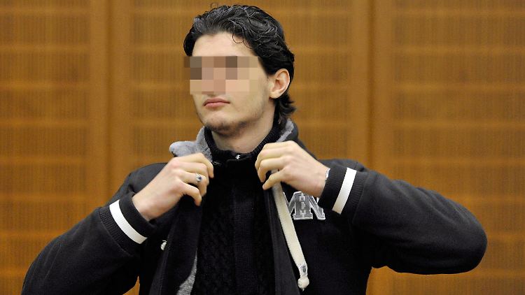 Uka nahm das Urteil regungslos auf.