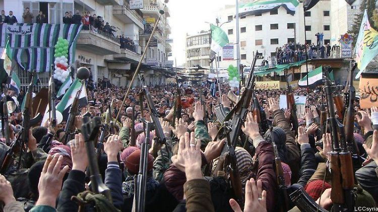Das Bild soll eine Demonstration in Idlib zeigen, darunter sich Mitglieder der sogenannten Freien Syrischen Armee.