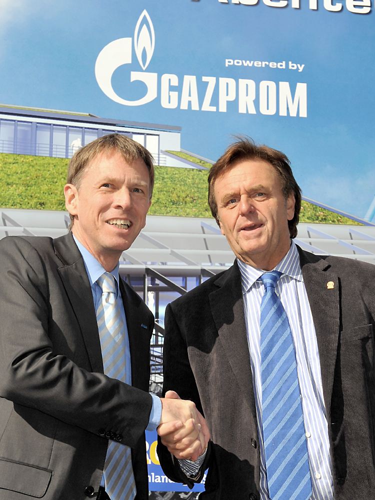 Der Generalbevolmächtigte Gazproms für Deutschland, Bergschneider (l) und der Geschäftsführer des Europa-Parks, Mack.