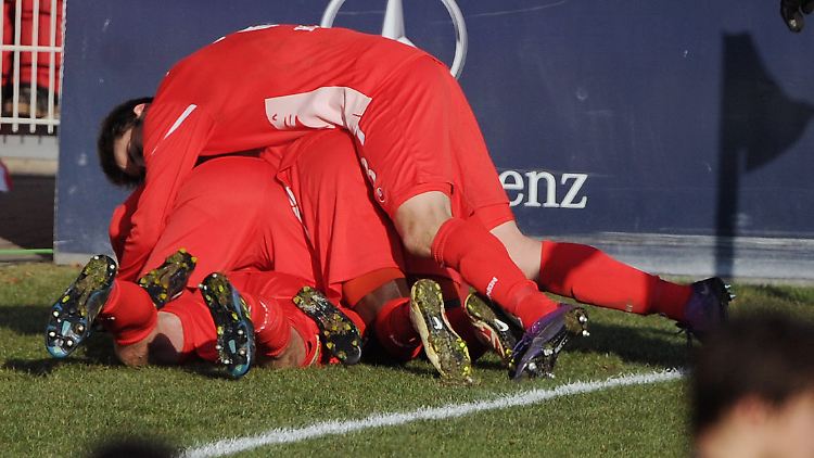 Viermal lagen jubelnde Unioner an der Alten Försterei übereinander. Dynamo Dresden durfte gar nicht jubeln.