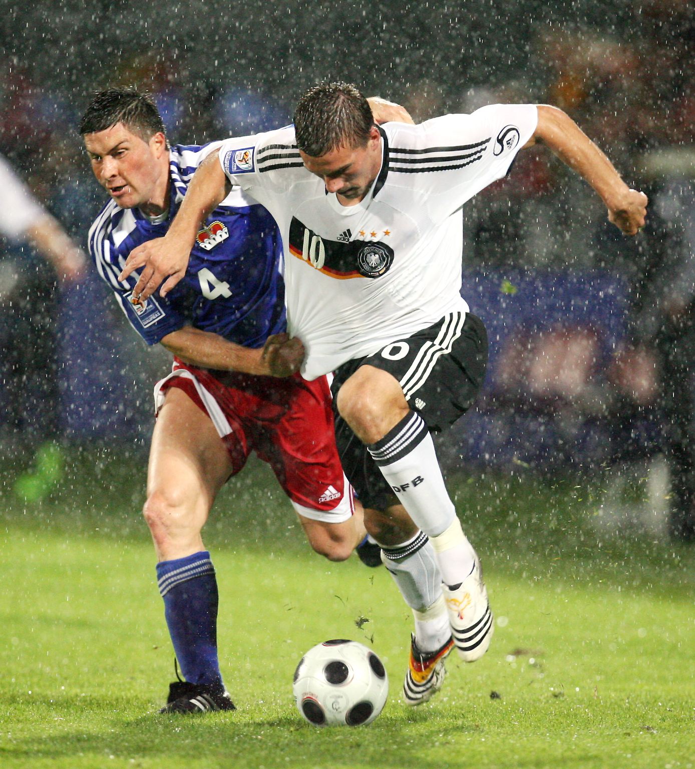 Nach dem verlorenen Finale der Fußball-EM gegen Spanien beginnt die deutsche Nationalmannschaft am 6. September 2008 die WM-Qualifikation gegen Liechtenstein. Es regnet in Strömen, der Gegner ist auf pure Defensive eingestellt. In der ersten Hälfte fällt gegen den Fußball-Zwerg nur ein Tor - für Deutschland, durch Lukas Podolski.