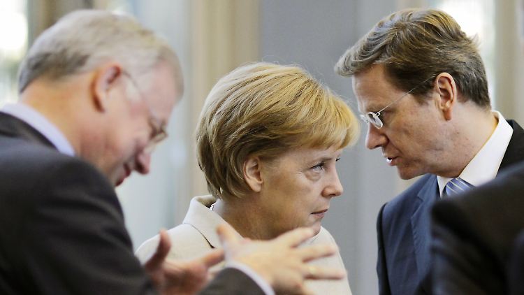 Die große Koalitionsrunde traf sich in der Berliner Landesvertretung von NRW. Hier der hessische Ministerpräsident Roland Koch, Bundeskanzlerin Angela Merkel und FDP-Chef Guido Westerwelle.