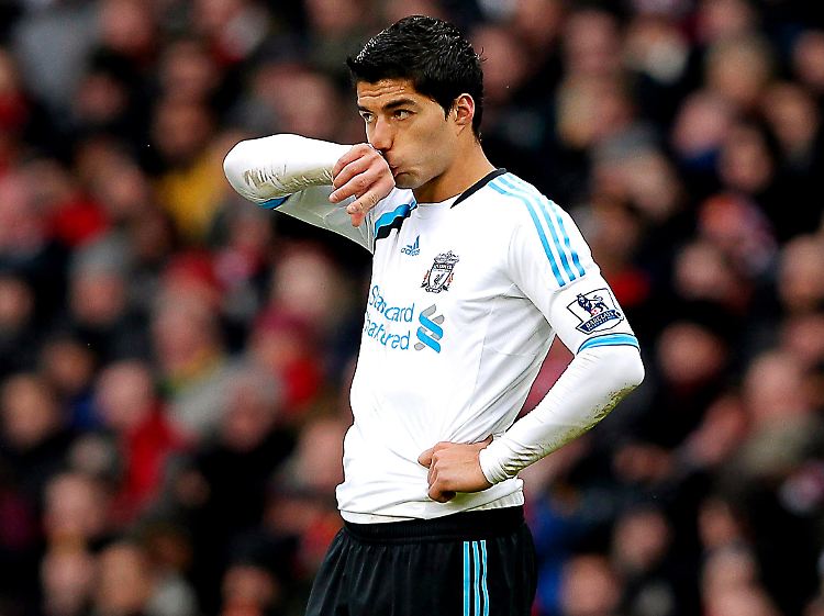 Luis Suarez' traf zwar auch, sorgte aber mit seinem verweigerten Handschlag mit Patrice Evra für unsportliche Diskussionen.