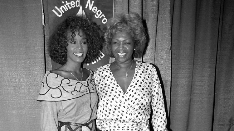 Houston mit ihrer Mutter Cissy im Juli 1988.