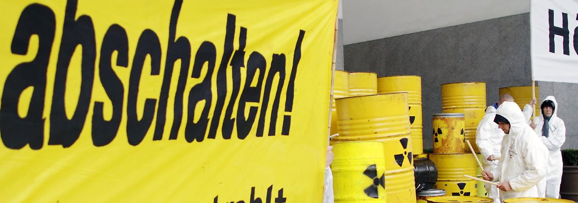 Atomkraftgegner protestieren vor der Berliner Landesvertretung Baden-Württembergs. Dort tagen Fachgruppen der Koalitionsverhandlungen von Union und FDP.