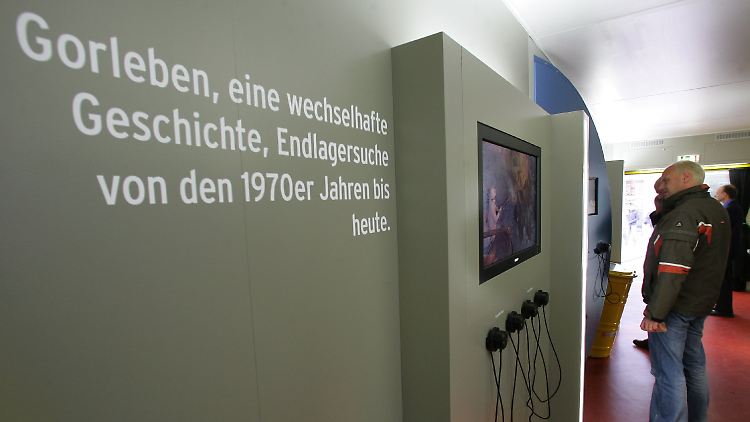 Besucher in einer Wanderausstellung des Bundesamtes für Strahlenschutz in Magdeburg. Union und FDP glauben, ein Endlager gefunden zu haben.