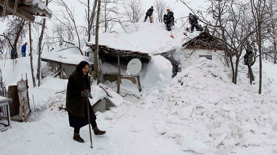 2012-02-11T174448Z_01_BCR08_RTRMDNP_3_ROMANIA.JPG2199517832181897826.jpg