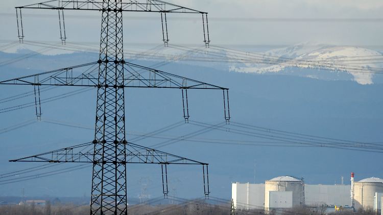 Das französische AKW Fessenheim mit den Vogesen im Hintergrund.