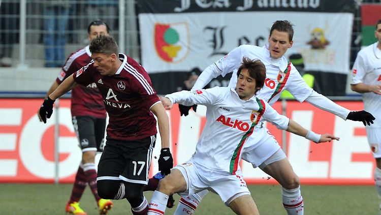 Bei zweistelligen Minusgraden sahen die mehr als 30.000 Zuschauer in Augsburg ein Spiel, das Fanherzen nirgendwo auf der Welt höher schlagen lässt.