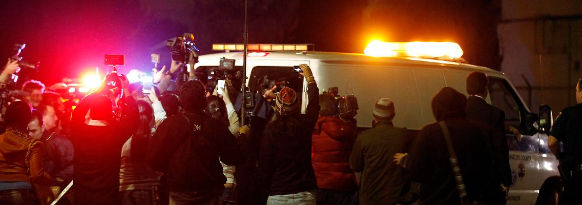 Großer Medienrummel vor dem Beverly Hilton. Ein Wagen bringt den Leichnam von Whitney Houston weg.