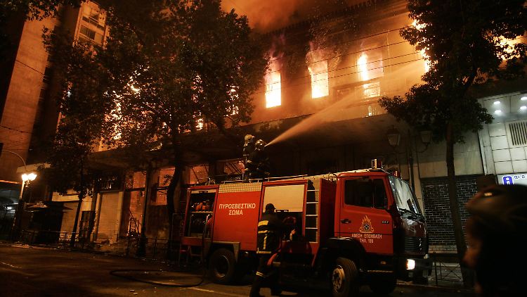Das Attikon-Kino in Athen steht in Flammen.
