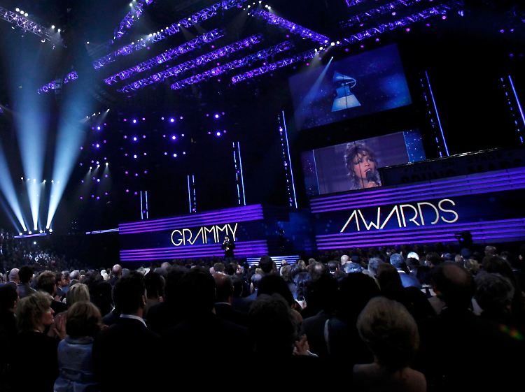 Kurz nach ihrem Tod gerieten die Grammys auch zu einer Huldigung für Whitney Houston.