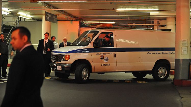 Ein Wagen bringt den Leichnam von Whitney Houston zur Autopsie.
