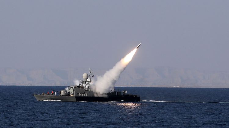 Iranisches Kriegsschiff bei einem Manöver in der Straße von Hormus.