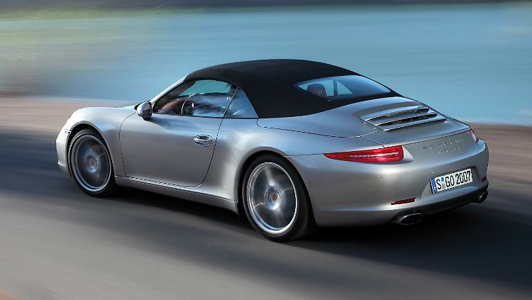 Was das Coupé mit der neuen Alu-Stahl-Karosserie begann, setzt das Cabriolet mit dem völlig neu entwickelten, einzigartigen Verdeck fort: So bleibt die typische 911-Dachkontur erstmals in vollem Umfang erhalten.