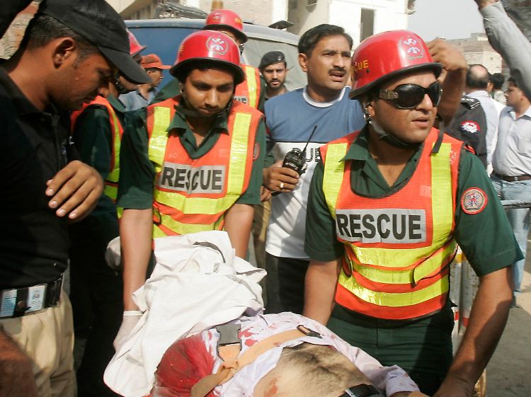 In Lahore werden Verletzte geborgen.
