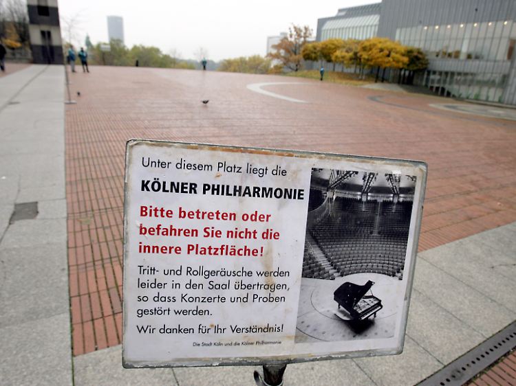 Der Platz über der Kölner Philarmonie muss dreimal am Tag abgesperrt werden.