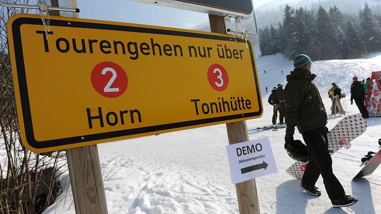 Hinweisschild "Tourengehen nur über Horn bzw. Tonihütte" am Rande einer Demonstration von Skitourengehern in Garmisch-Partenkirchen.