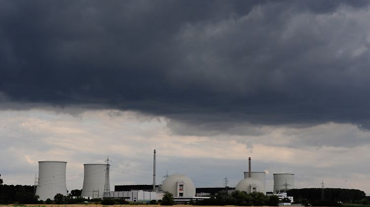Block A rechts und Block B links des hessischen Atomkraftwerks Biblis.