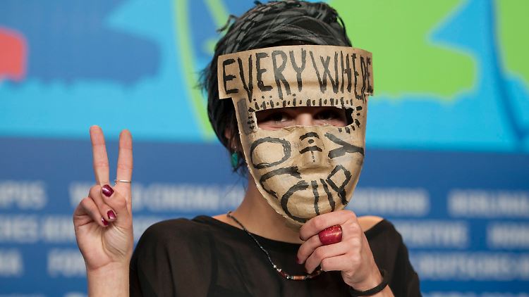 Schauspielerin Isabel Vendrell Cortes setzt auf der Pressekonferenz zum Film "Indignados" ein Zeichen.