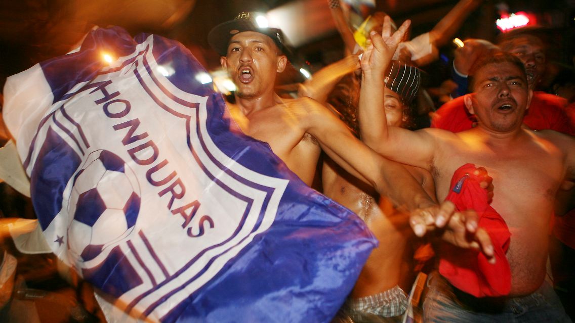 Auf den Straßen Honduras' bietet sich ein ungewohnter Anblick: Bis spät in die Nacht feiern die Menschen ihre Fußballer.