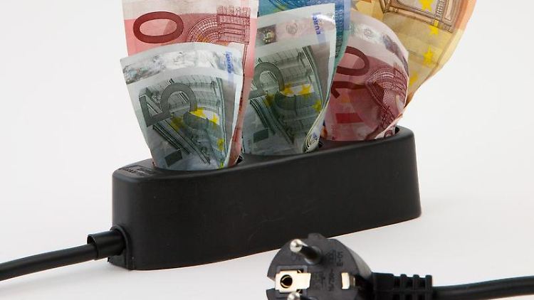 Steigende Stromkosten belasten viele Haushalte. Doch Verbraucher können etwas dagegen tun: Sie müssen nur den Stromanbieter wechseln.