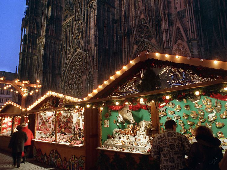 Der Weihnachtsmarkt zu Füßen des Straßburger Münsters. Er ist ist einer der ältesten Weihnachtsmärkte in Europa.