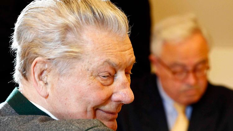 Leo Kirch gehörte zu Deutschlands mächtigsten Managern. Seiner Meinung nach sorgte ein Interview des damaligen Deutsche-Bank-Chefs Rolf Breuer für den Zusammenbruch seines Medienimperiums. Kirch ist mittlerweile tot.
