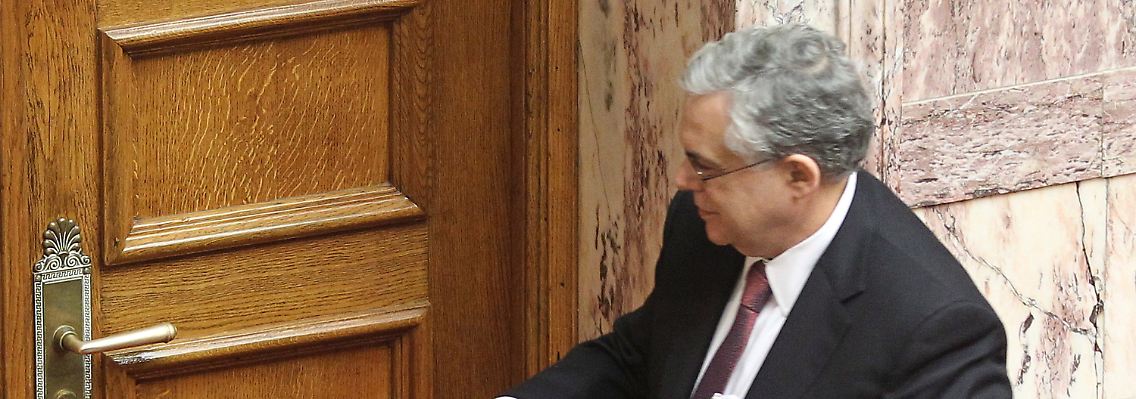 Ministerpräsident Lukas Papademos bekommt das Sparpaket durch das Parlament. Doch nun muss es umgesetzt werden.
