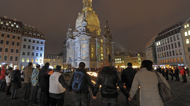 Die Neonazis hatten keine Chance, die Innenstadt zu erreichen. Dort fanden friedliche Proteste statt.