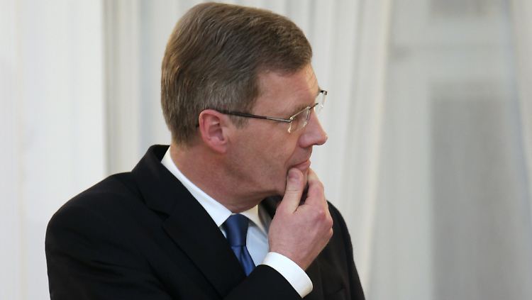 77 Prozent der Deutschen glauben, dass Wulffs Ansehen dauerhaft beschädigt ist.