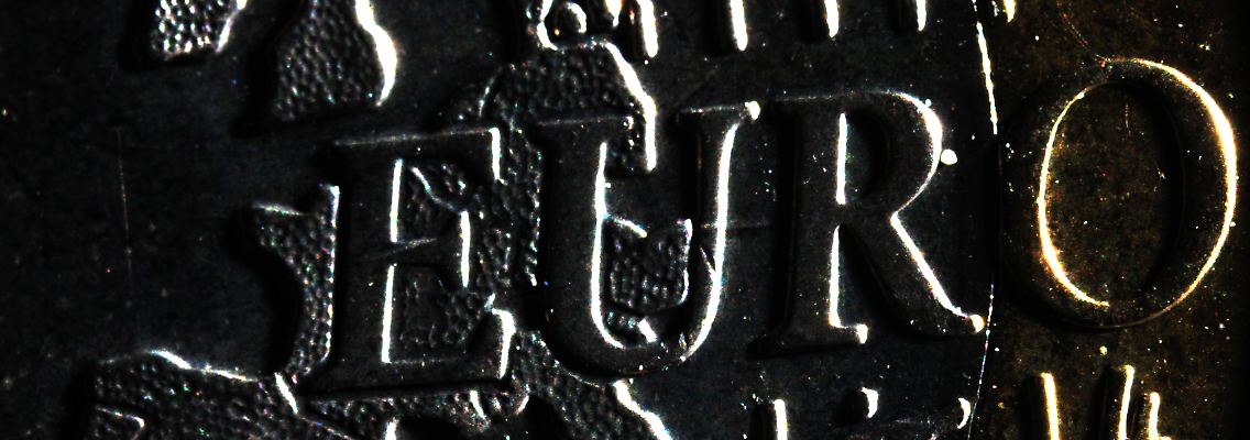 Eine verschlechterte Kreditwürdigkeit bedeutet in der Regel, dass Staaten höhere Zinsen für Kredite zahlen müssen oder Probleme bekommen, überhaupt an frisches Geld zu gelangen.