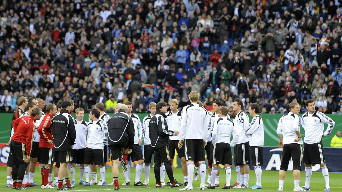 Die Nationalmannschaft als Showtruppe: öffentliches Training in Hamburg.