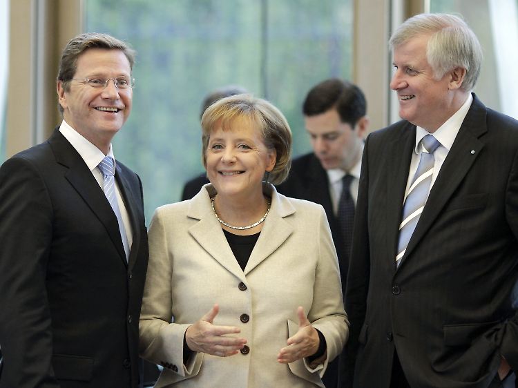 Auf dem Weg zur Regierung: FDP-Chef Westerwelle, Kanzlerin Merkle und CSU-Chef Seehofer (von links).