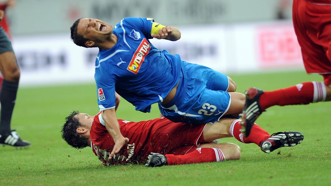Mit Van Bommel kehrt die Aggressivität zurück ins Münchner Spiel. Hier rasiert der Holländer Hoffenheims Salihovic.