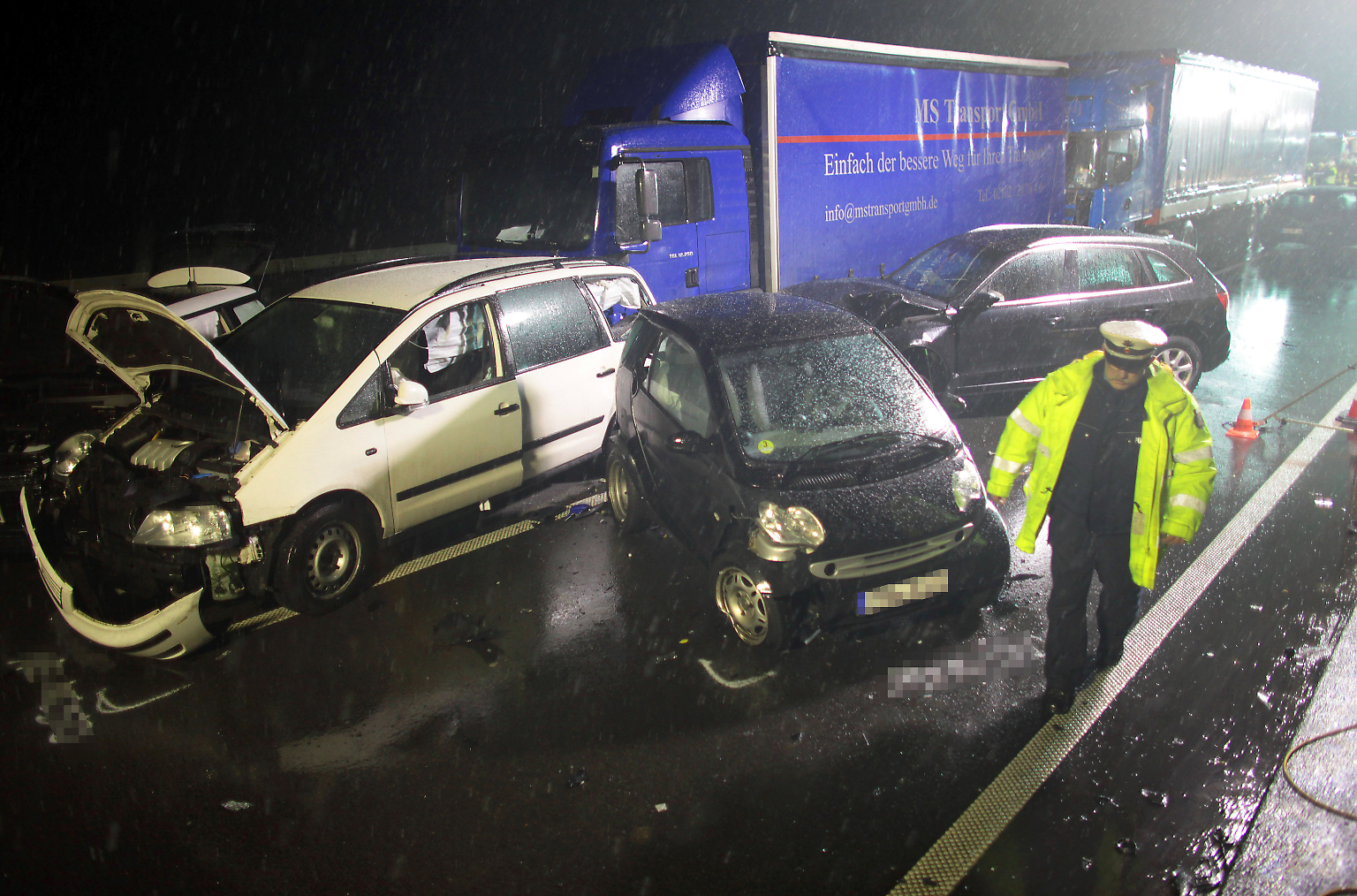 Auf der A 57 zwischen Köln und Düsseldorf fahren mehrere Lkw und Autos ineinander. 