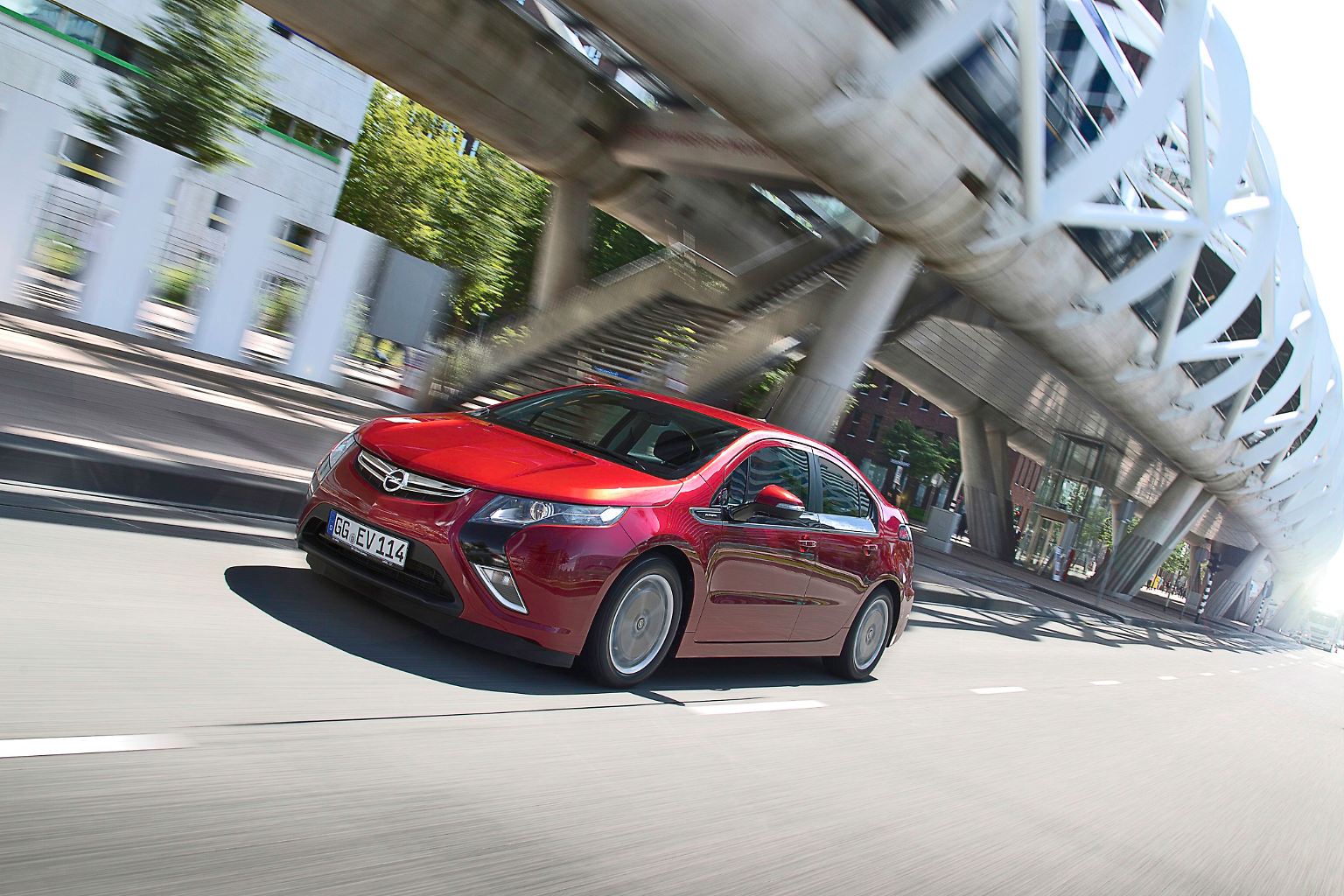 Der Opel Ampera ist "Car of the Year 2012". Den Elektro-Opel  hat sein rundum durchdachtes Konzept ins Finale und zum Sieg getragen. Mit seinem Elektroantrieb und einem Range Extender kann der Ampera Strecken wie ein normaler Benziner oder Diesel zurücklegen. Für die Käufer hat das allerdings seinen Preis.