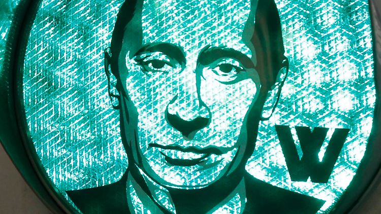 Wladimir Putin will vom Regierungschef- ins Präsidentenamt wechseln.