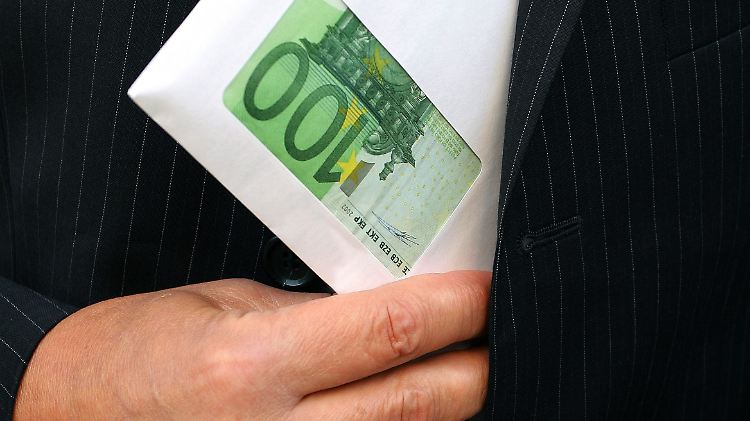 Weniger für die eigene Tasche, mehr für die Gemeinschaft? Sichere Jobs statt Boni: Die Banker müssen umdenken.