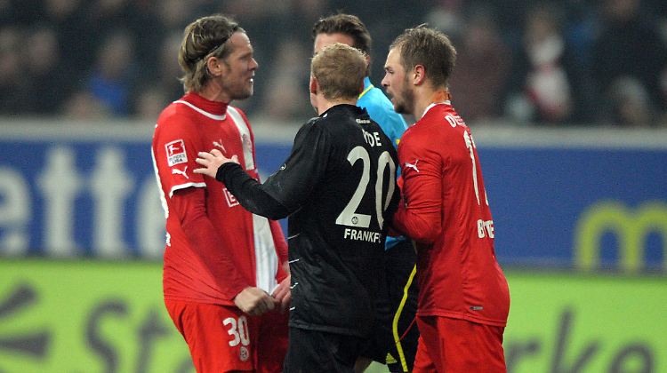 Elfmeter für die Fortuna: Düsseldorfs Sascha Rösler, links, und sein Kollege Maximilian Beister reden mit Frankfurts Sebastian Rode drüber. 