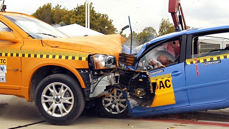 VW Golf (r.) im Crashtest: Volkswagens Traumstart ins neue Jahr endet abrupt.