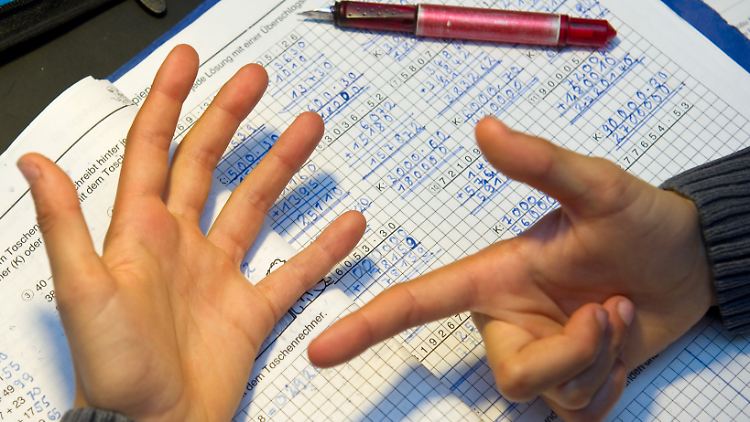 Ein Achtjähriger nimmt bei den Hausaufgaben im Fach Mathematik seine Finger zur Hilfe, um besser zu zählen: seine Finger verraten viel.
