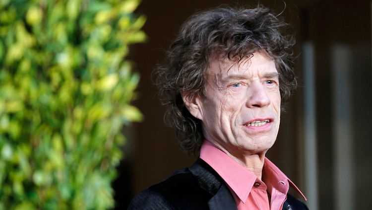 Jagger sagte vor Kurzem seine Teilnahme an einer Veranstaltung zum Weltwirtschaftsforum in Davos ab. Grund war eine Debatte um seine politische Ausrichtung: der Sänger hatte "das Gefühl, als politischer Fußball benutzt zu werden".