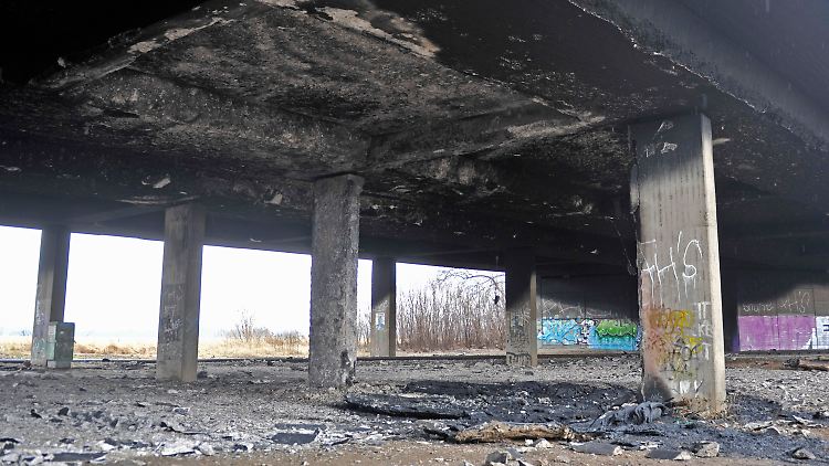Zumindest eine Seite der Autobahnbrücke ist nach dem Brand nicht mehr tragfähig. 