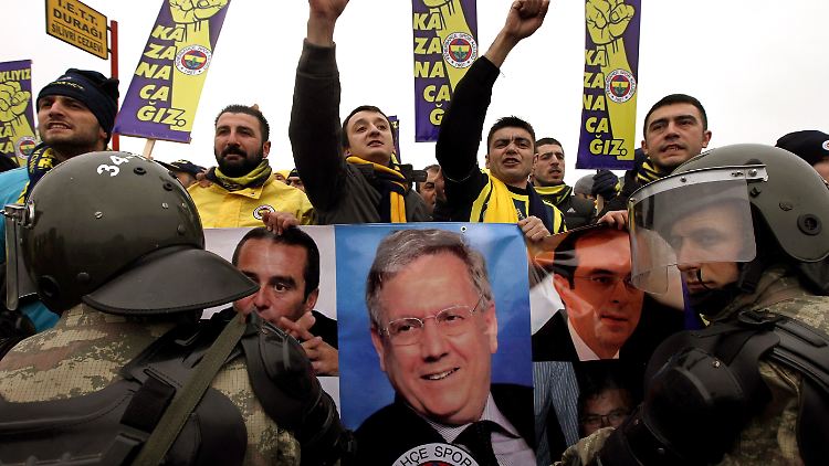 Die Fans feiern ihren Präsidenten: Anhänger Fenerbahces vor dem Gericht in Istanbul.