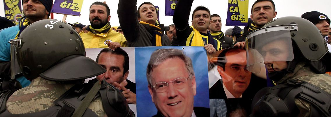 Die Fans feiern ihren Präsidenten: Anhänger Fenerbahces vor dem Gericht in Istanbul.