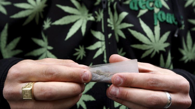 Einen Joint zu rauchen ist dem Bericht zufolge weniger ungesund ...