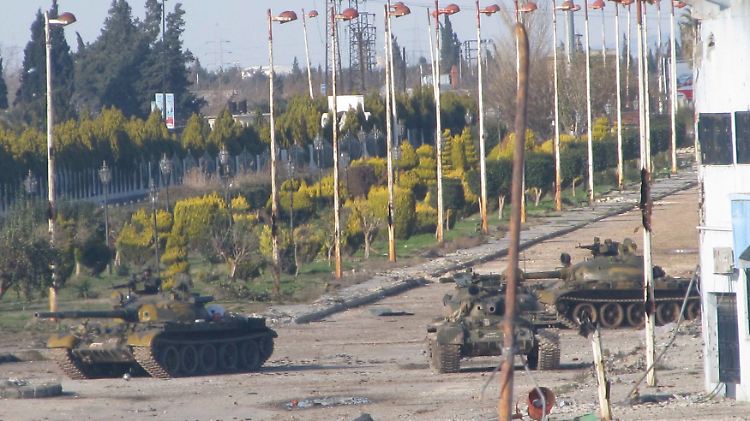 Syrische Panzer rollen durch Baba Amr.